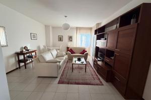 LUMINOSO TRICAMERE ALL'ULTIMO PIANO CON GARAGE:...