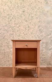 Comodino in legno stile classico