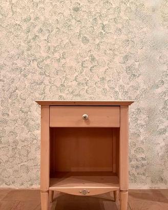 Comodino in legno stile classico