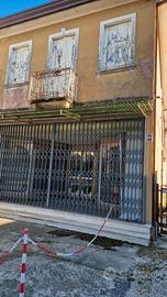 Arzergrande centro - Casa e negozio da recuperare
