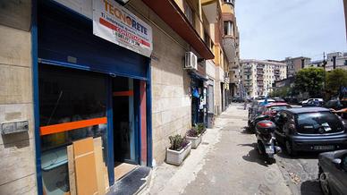 NEGOZIO A NAPOLI