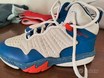 scarpe e calzoncini basket