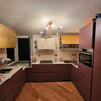 Cucina moderna colore melanzana e foglia oro