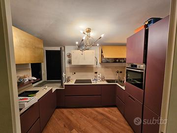 Cucina moderna colore melanzana e foglia oro