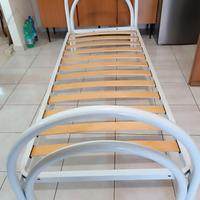 Letto singolo bianco con doghe