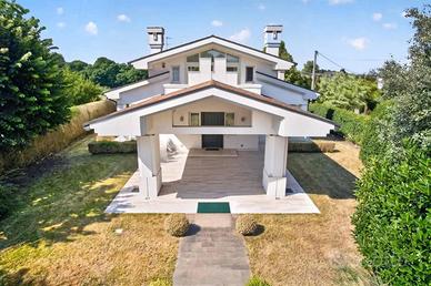 Villa di 250 m² con più di 5 locali a Legnaro