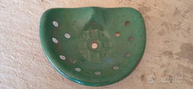 Sedile in metallo attrezzi agricoli