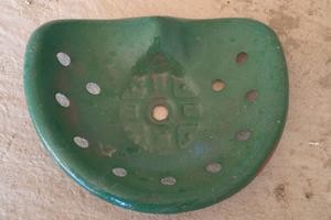 Sedile in metallo attrezzi agricoli