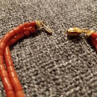 collana di corallo a tre fili chiusura oro