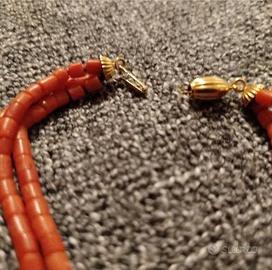 collana di corallo a tre fili chiusura oro