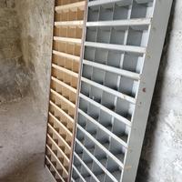 Scaffali con scomporti