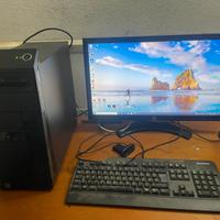 Postazione PC, tastiera, monitor e webcam