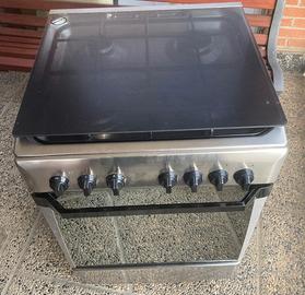 CUCINA INDESIT: n.4 fuochi  + forno elettrico
