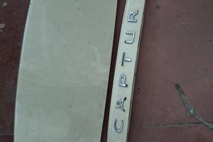 renault captur  maniglia e spoiler portello post