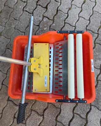 Vaschetta e spugna pavimenti