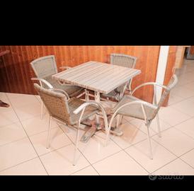 4 tavoli da esterno con 16 sedie