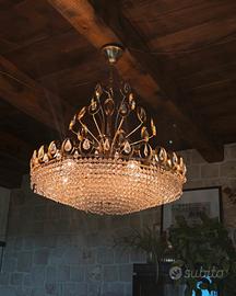 Lampadario dorato con cascate scintillanti