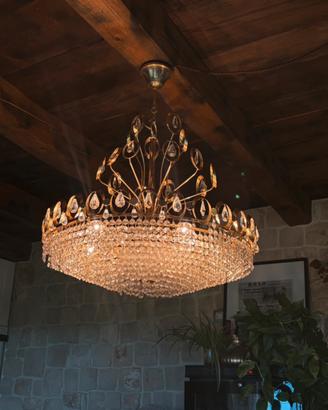 Lampadario dorato con cascate scintillanti