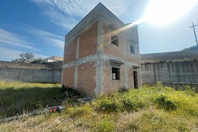 Ampia palazzina con terreno a Bisceglie