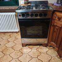 Cucina 3 fuochi una piastra elettrica più forno