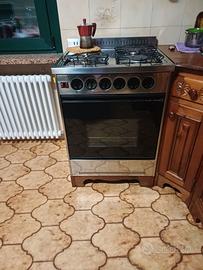 Cucina 3 fuochi una piastra elettrica più forno