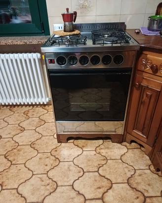 Cucina 3 fuochi una piastra elettrica più forno