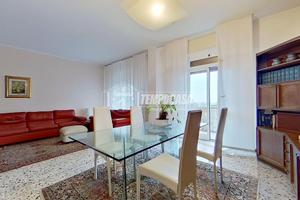 TRILOCALE CON BALCONI E CANTINA IN CENTRO!!!