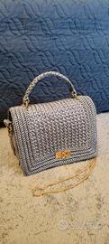 Borsa da donna fatta a mano all'uncinetto