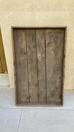 Antico vassoio rustico in legno