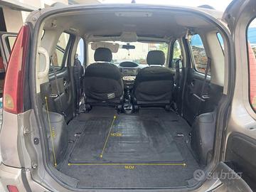 Auto Toyota Yaris Verso