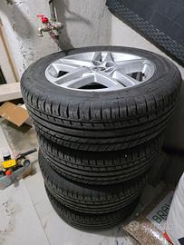 Gomme 215/60 R17 96H pneumatici con cerchi