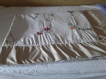 Tappeto copritavolo, con lavorazione in rilievo 