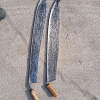 Due antichi falcioni agricoli