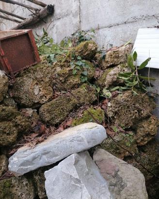 Tufi, pietre e capitelli antichi già squadrate