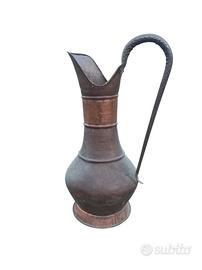 Brocca antica in rame battuto a mano con manico 