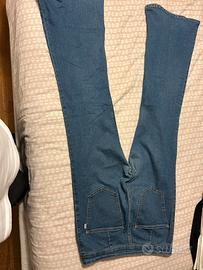 Jeans BERSHKA a zampa