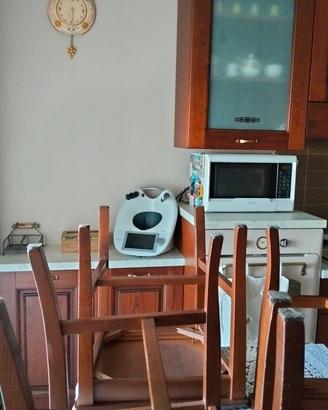 cucina tavolo sedie lavastoviglie e frigo inclusi 