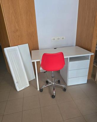 Scrivania + sedia con ruote