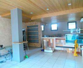 Bar attrezzato con dehor