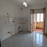Luminoso Quadrilocale con Doppi Servizi in Zona Re
