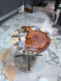 Tavolino in legno di ulivo e resina