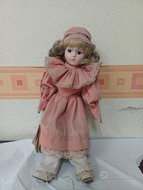 Bambola in porcellana da collezione