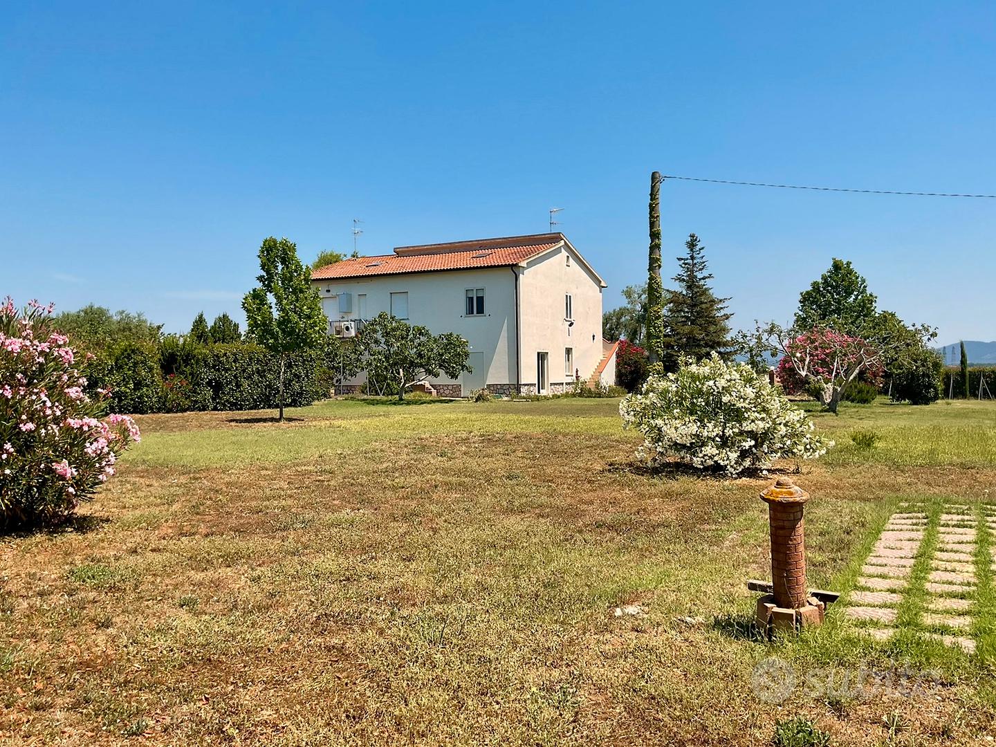 Casale con giardino, annesso e 5ha di seminativo - Vista 2