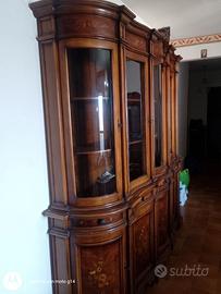 Credenza in legno con vetrina - Stile barocco