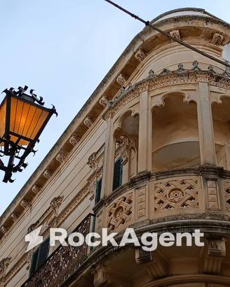 Palazzo / Stabile di 343 m² con più di 5 locali a 