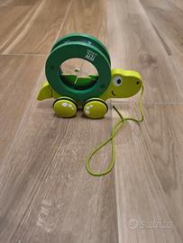 Tito tartaruga spingi e cammina in legno