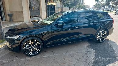 Volvo V60 Plus dark B4 eletttica/diesel 2024