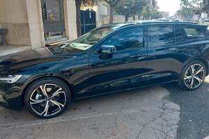 Volvo V60 Plus dark B4 eletttica/diesel 2024