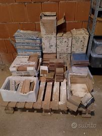 Piastrelle in ceramica assortite e varie misure