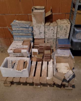 Piastrelle in ceramica assortite e varie misure